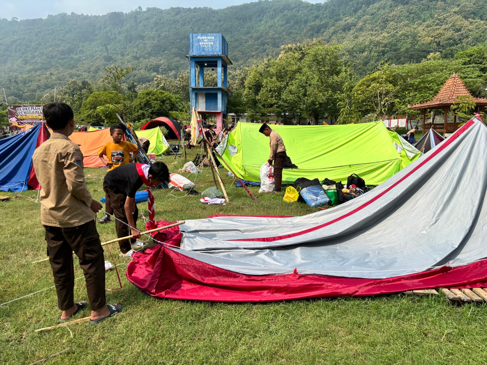 Akhiri Perkemahan LT I, Penggalang MTsN 9 Bantul Bongkar Tenda dengan Semangat
